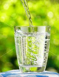 ۷ نشانه‌ای که به شما می‌گوید بدن‌تان به آب بیشتری نیاز دارد