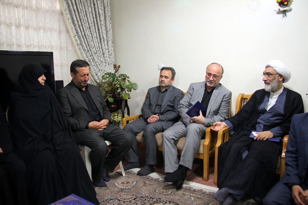 دیدار وزیر دادگستری با خانواده شهید عشوری