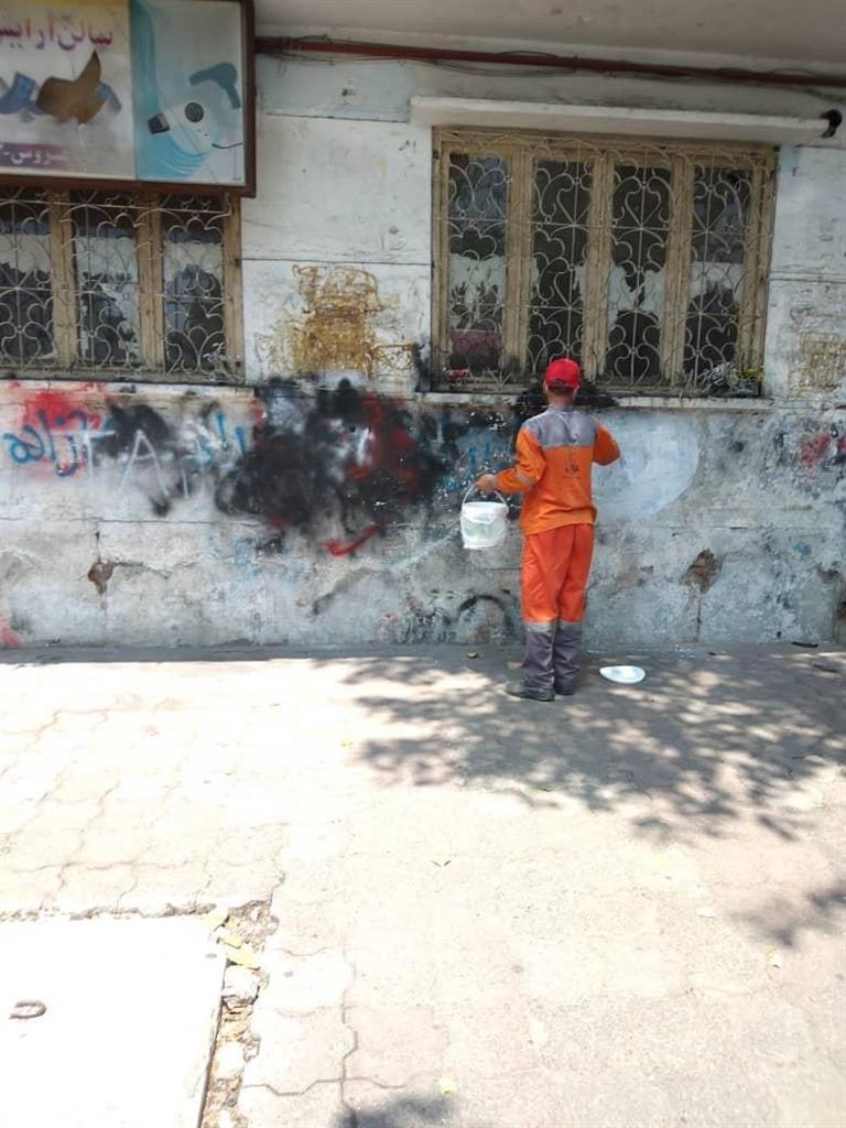 شهرداری رشت به طور روزانه نسبت به پاکسازی دیوارهای شهر اقدام می کند